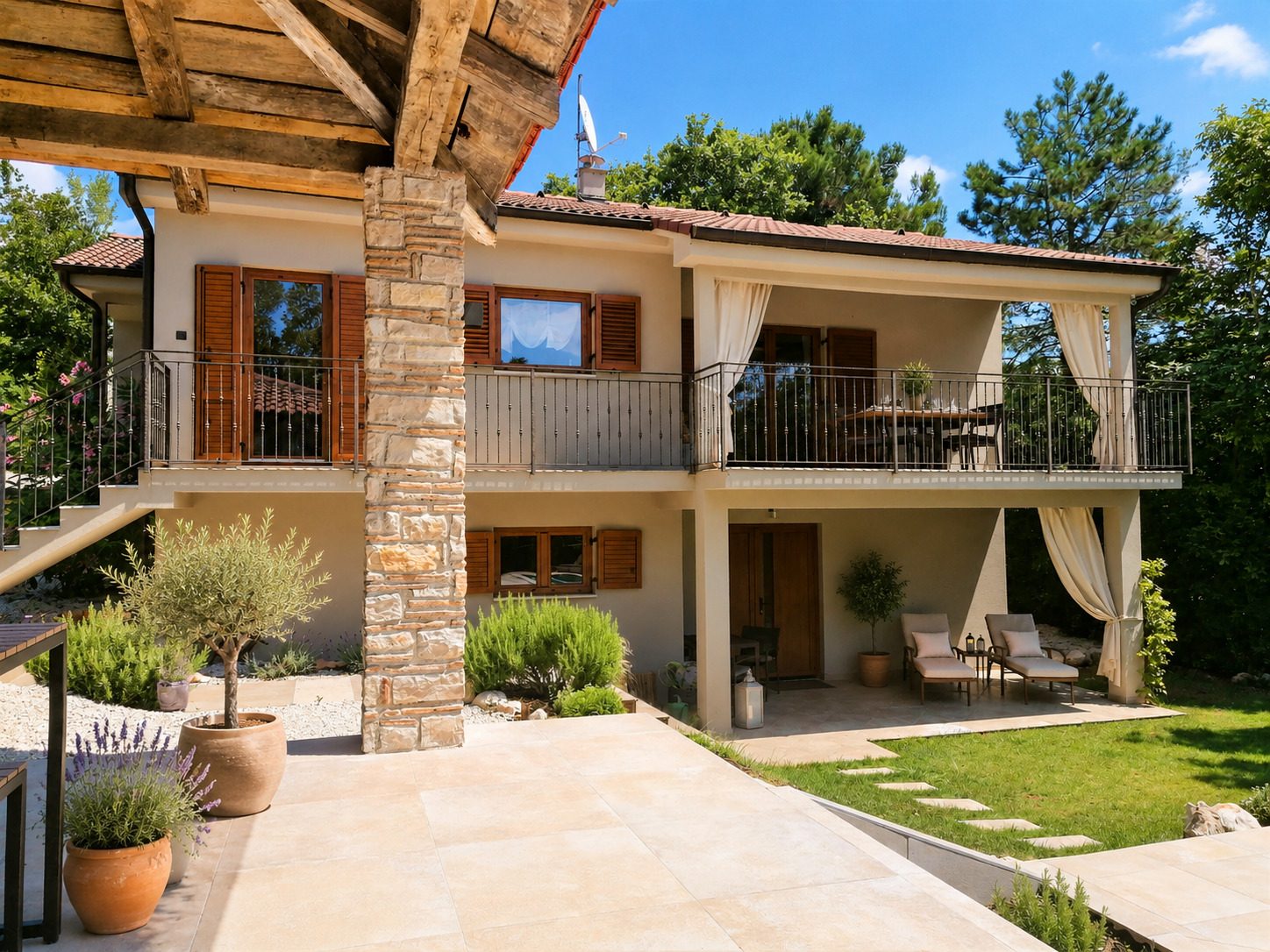 Exterior area of the guest apartment on the garden floor of Villa VinoSelo