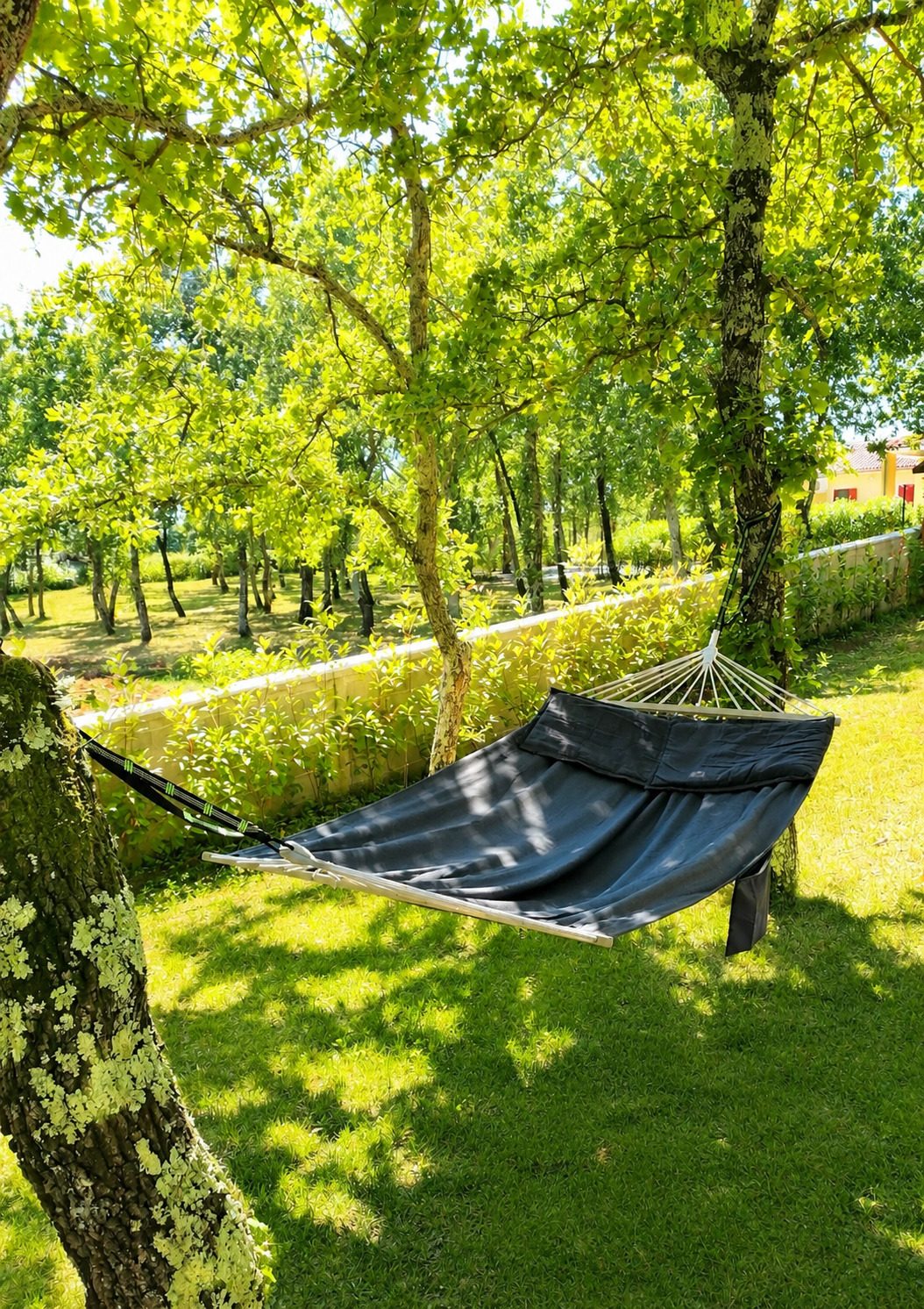 Hammock in the shaded garden of Villa VinoSelo
